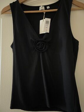 Aritzia Wilfred Bloom sleeveless top Black rosette Sleeveless V-Neck, slim fit